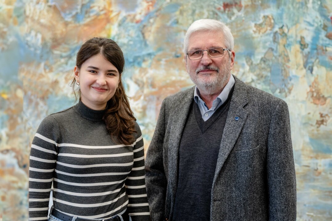 Eliena Ibnukhsein (li.) kommt aus der Ukraine und ist Stipendiatin der Fakultät. Prodekan Wolfgang Kirchner (re.) hat die Förderung initiiert und federführend vorangetrieben.